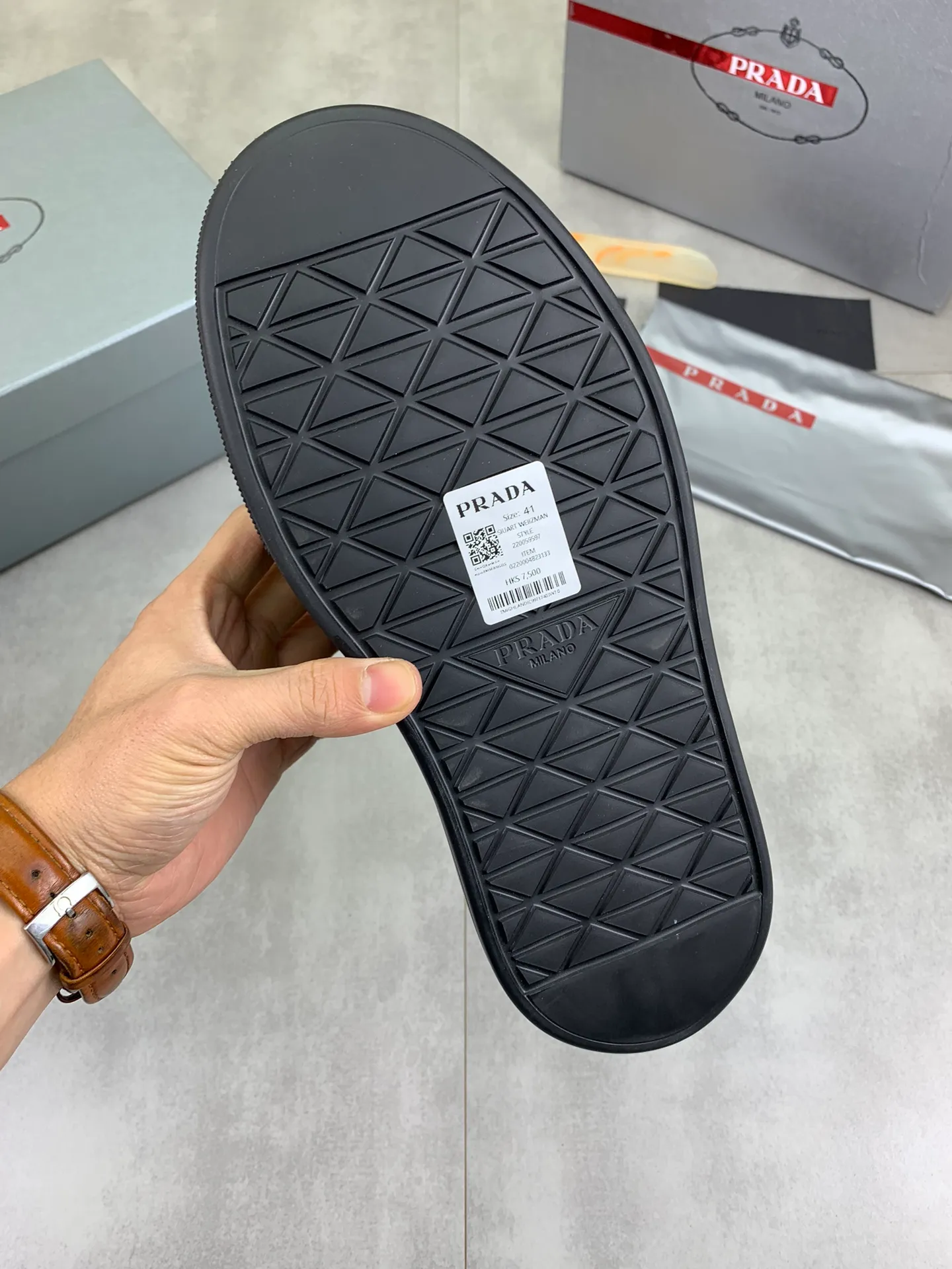 Men's shoes 💰P620 new model (high version) The new PRADA (Prada) high-top counter has launched the classic model at the same time. The new men's shoes and 😘fabrics are selected from the original imported calfskin. First layer of imported cowhide lining. The original version is awesome! 👍🏿Original open-molded non-slip PU outsole, with exquisite lines, simple and elegant, super comfortable and classy on foot, suitable for leisure travel. Code number:38-45